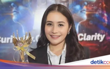Liburan ke Korea, Prilly Latuconsina Makan Ramyeon dan Bibimbap