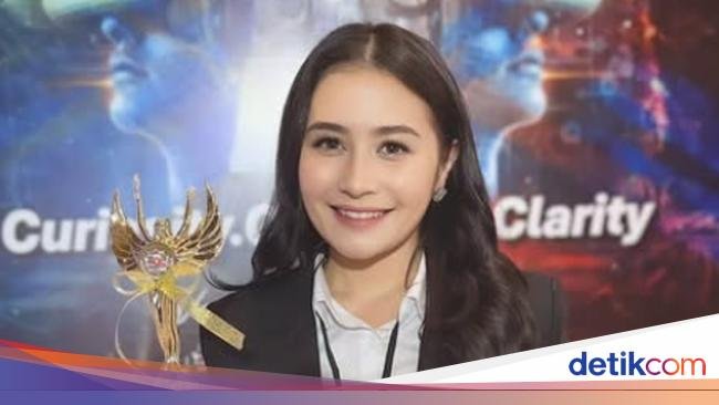 Liburan ke Korea, Prilly Latuconsina Makan Ramyeon dan Bibimbap