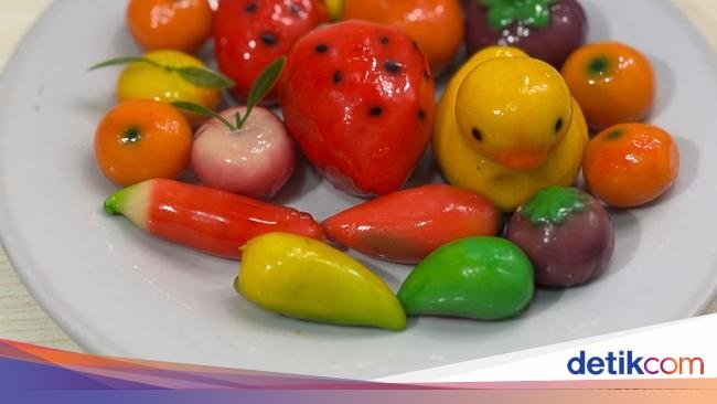 Gemas! Luk Chup Bentuk Strawberry hingga Bebek di Pasar Kue Subuh Senen