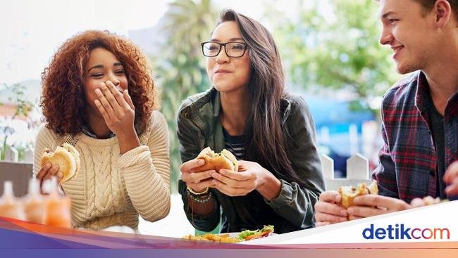 Diminta Patungan Makanan Tanpa Kesepakatan, Wanita Ini Geram
