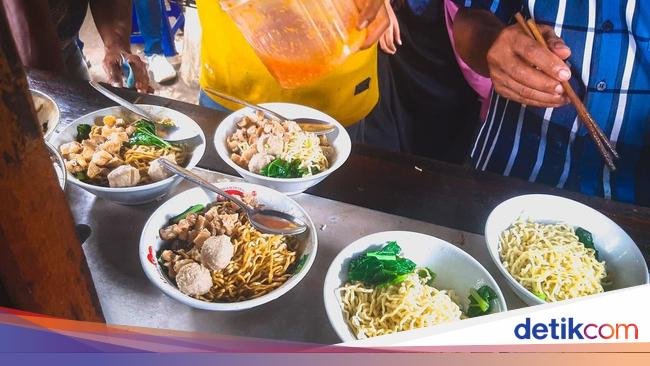 Mie Ayam Gerobak Legendaris di Jakarta hingga Bentuk Tumpeng 'Nyeleneh'