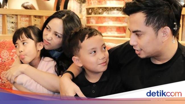 Momen Unik Okin Cicip Mendoan Jumbo hingga Nasi Goreng Kuah