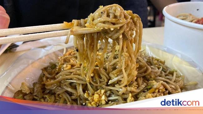 Nikmatnya Pad Thai dengan Siraman Kuah Gurih yang Unik