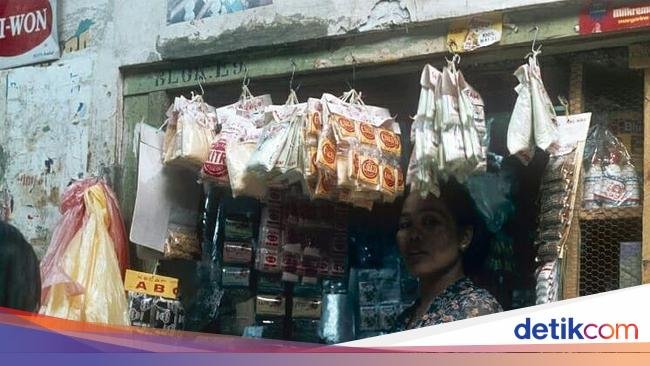 Potret Nostalgia Penjual Oncom dan Kacang di Pasar Kosambi Bandung 1980