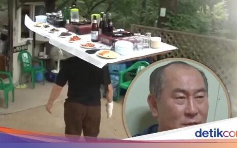 Gokil! Pemilik Resto Bawa Makanan pakai Meja di Atas Kepala