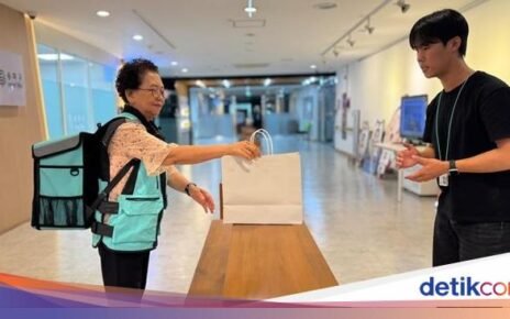 Strong! Lansia 64 Tahun jadi Pengantar Makanan sambil Jalan Kaki