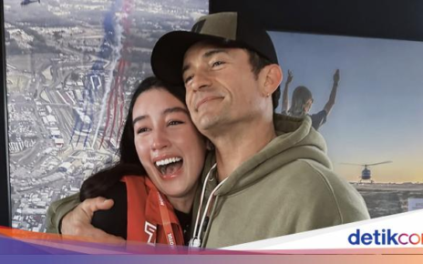 Pesona Natasha Ryder Saat Pose di Resto Prancis hingga Makan Es Krim