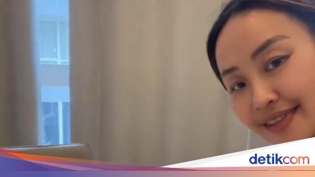 Aksi Pinkan Mambo Buat Pesanan Donat Sambil Live di TikTok