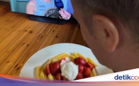 PM Polandia Dihujat gegara Makan Pasta pakai Strawberry, Ini Faktanya