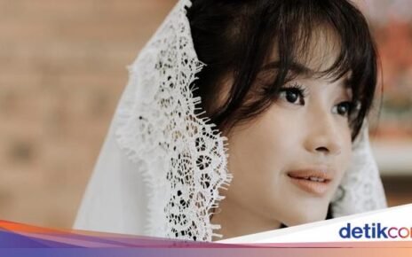 Pose Cantik Adira Kania, Putri Ikke Nurjanah Saat Asyik Kulineran