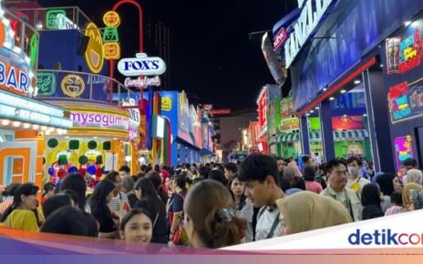 Potret Pengunjung PRJ 2025 Serbu Tenant Makanan Paling Viral