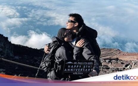 Romantisnya Rey Mbayang dan Dinda Hauw Saat Makan Bersama