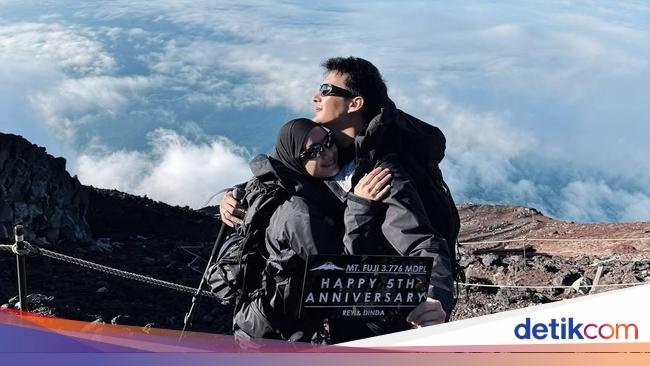 Romantisnya Rey Mbayang dan Dinda Hauw Saat Makan Bersama