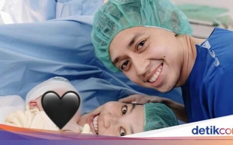 Sayang Suami! Ribka Sugiarto Masak Tumis Kangkung buat Rian Ardianto
