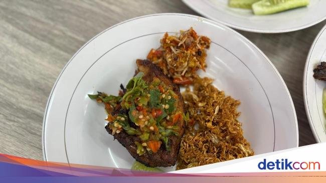 Huahh! Tersambar Pedasnya Ayam Bakar Sambal Teri Medan