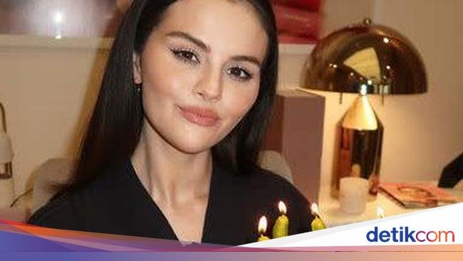Selena Gomez Ulang Tahun ke-33, Pamer Kue Unik Topping Acar Timun