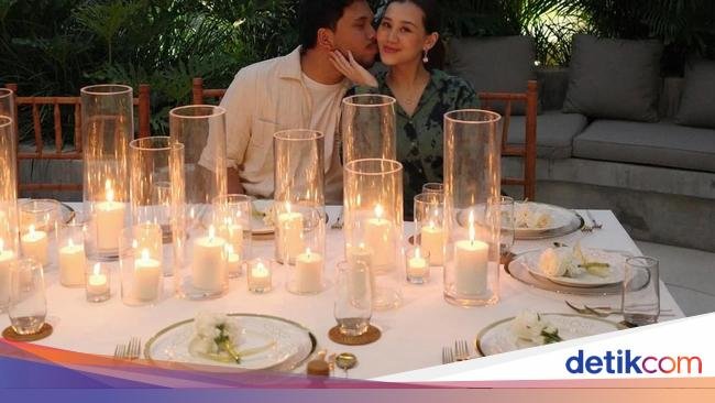 Thariq-Aaliyah Rayakan Anniversary Sambil Makan Malam Romantis