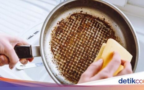 Cara Mudah Bersihkan Wajan Gosong, Cukup Pakai Es Batu!