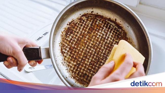 Cara Mudah Bersihkan Wajan Gosong, Cukup Pakai Es Batu!