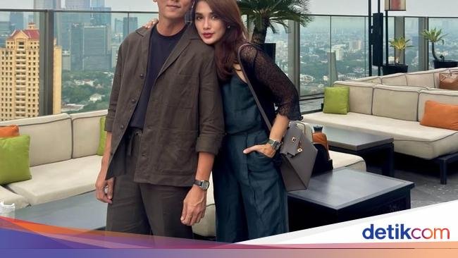 Potret Ultah Ussy Sulistiawaty Dirayakan dengan Makan Malam Keluarga
