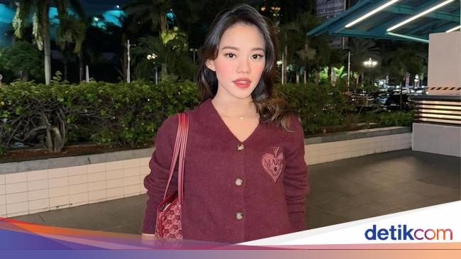 Pose Keren Ummi Quary Saat di Restoran hingga Makan Tiramisu