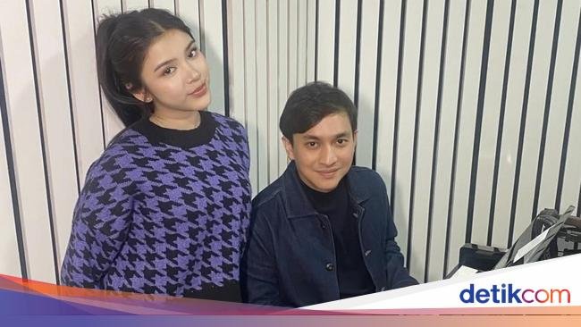 Keseruan Yovie Widianto Nongkrong Bareng Musisi Legendaris di Kafe