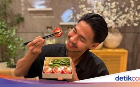 Unik! Sushi Jumbo Diisi Strawberry Jepang dan Mangga Arum Manis