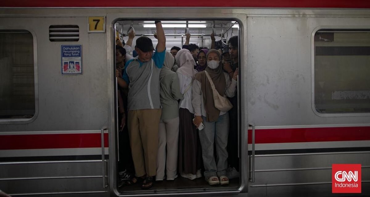 Massa Berkerumun, KRL Angke dan Bekasi Tak Setop di Stasiun Karet