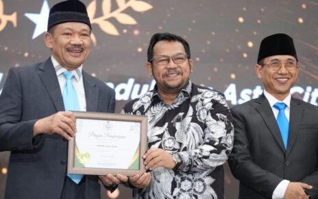 Bedu Terima Penghargaan Artis Peduli Zakat, Ajak Warga Gunakan Baznas