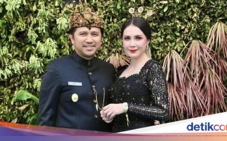 Arumi Bachsin Blusukan ke Pabrik Kerupuk hingga Pasar, Ini Momennya!