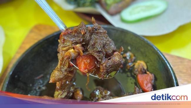Baru Buka! Ada Ayam Goreng dan Iga Bakar Viral yang Laris 30 Kg per Hari