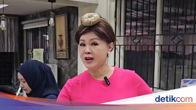 10 Gaya Nyentrik Ci Mehong, Pakai Rambut Donat hingga Kostum Mermaid