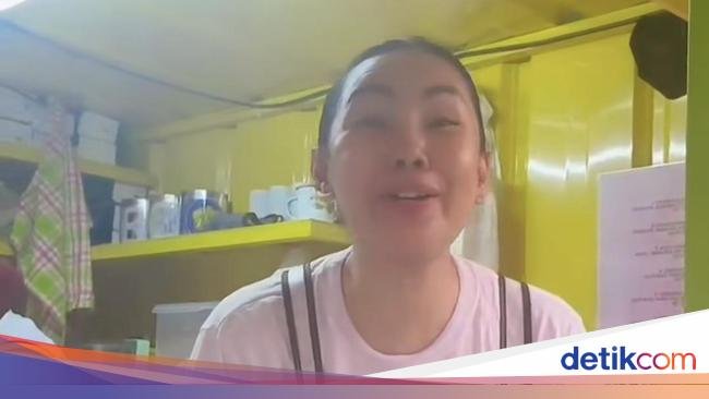 Kalina Ocktaranny Jualan Es Teler Kaki Lima, Pembelinya Antre!
