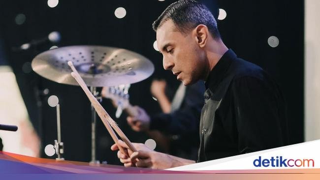 Gaya Santai Didi Riyadi Nongkrong di Warteg hingga Tukang Sate Kaki Lima