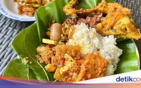 Viral di Bogor! Gudeg Komplet Beralas Daun Jati Rp 20 Ribu