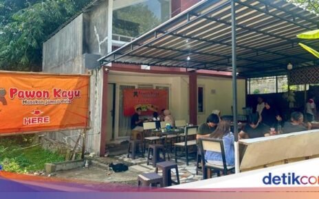 Gudeg 'Hiddem Gem' di dalam Perumahan Bogor, Sedap Beralas Daun Jati!