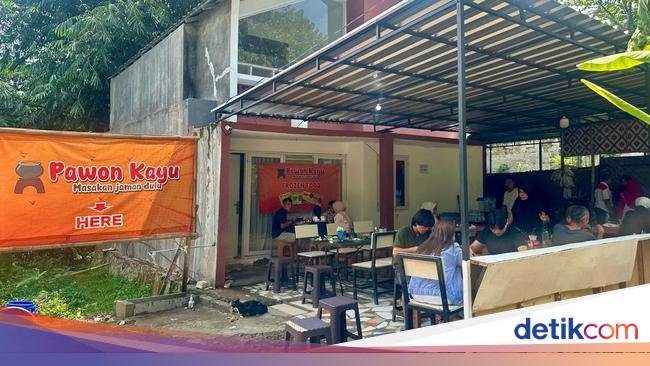 Gudeg 'Hiddem Gem' di dalam Perumahan Bogor, Sedap Beralas Daun Jati!