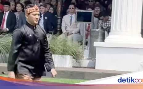 Romantis! Iko Uwais Bagikan Momen Makan Bareng Istri dan Keluarga