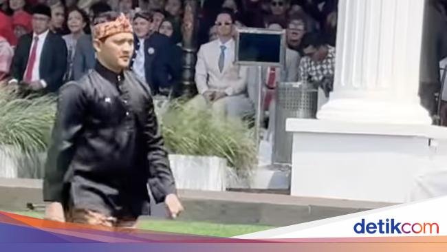 Romantis! Iko Uwais Bagikan Momen Makan Bareng Istri dan Keluarga