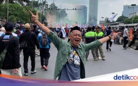 3 Aksi Seleb Bagi-bagi Makanan ke Massa Demo, Ada Atta dan Faby Marcelia