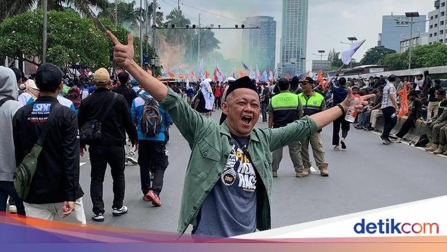 3 Aksi Seleb Bagi-bagi Makanan ke Massa Demo, Ada Atta dan Faby Marcelia