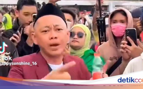 Aksi 'Nyak Kopsah' Berbagi Air Mineral dan Camilan Saat Demo di DPR