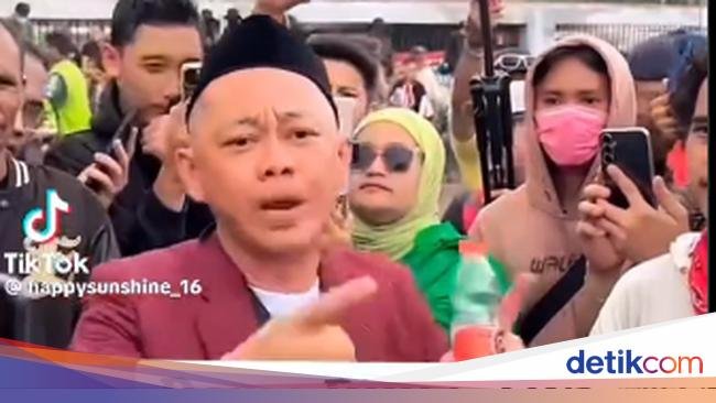 Aksi 'Nyak Kopsah' Berbagi Air Mineral dan Camilan Saat Demo di DPR