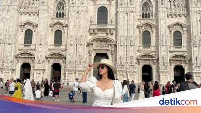 Potret Bebizie, Anggota DPRD Saat Borong Makanan UMKM dan Masak Seblak