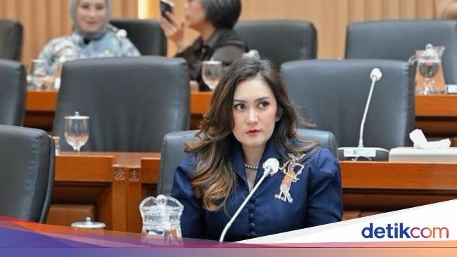 Potret Nafa Urbach Makan Mie Ayam hingga Jajan Cireng