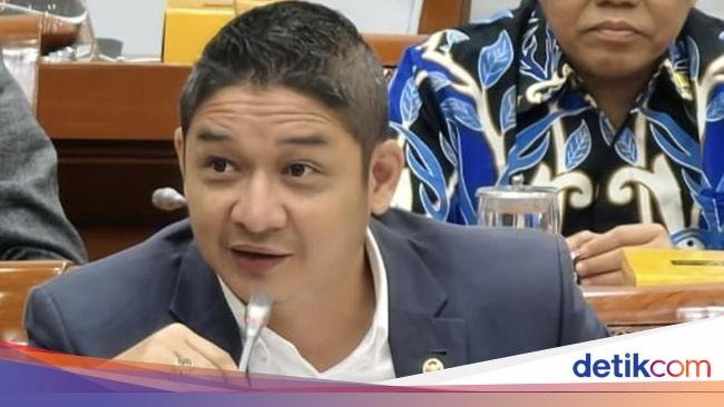 Potret Pasha Ungu Saat Makan bersama Istri di Inggris hingga Belanda