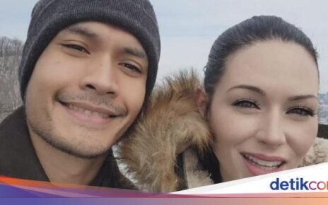 Romantisnya Randy Pangalila Ajak Istri Makan di Resto hingga Cicip Jamu