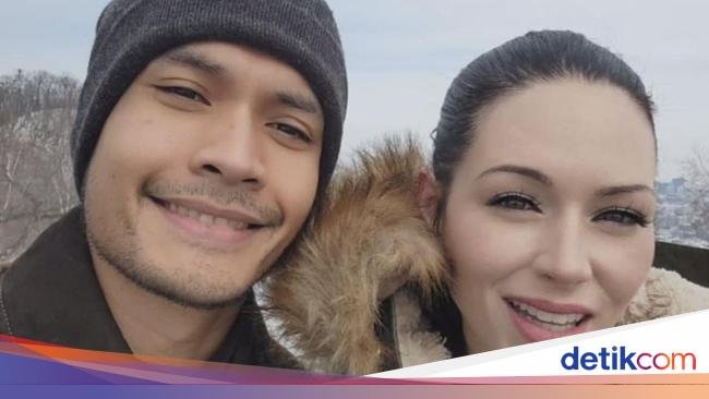 Romantisnya Randy Pangalila Ajak Istri Makan di Resto hingga Cicip Jamu
