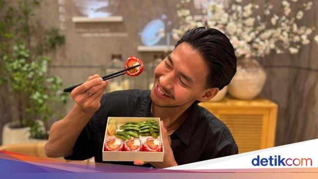 Unik! Sushi Jumbo yang Diisi dengan Strawberry Jepang dan Mangga Arum Manis
