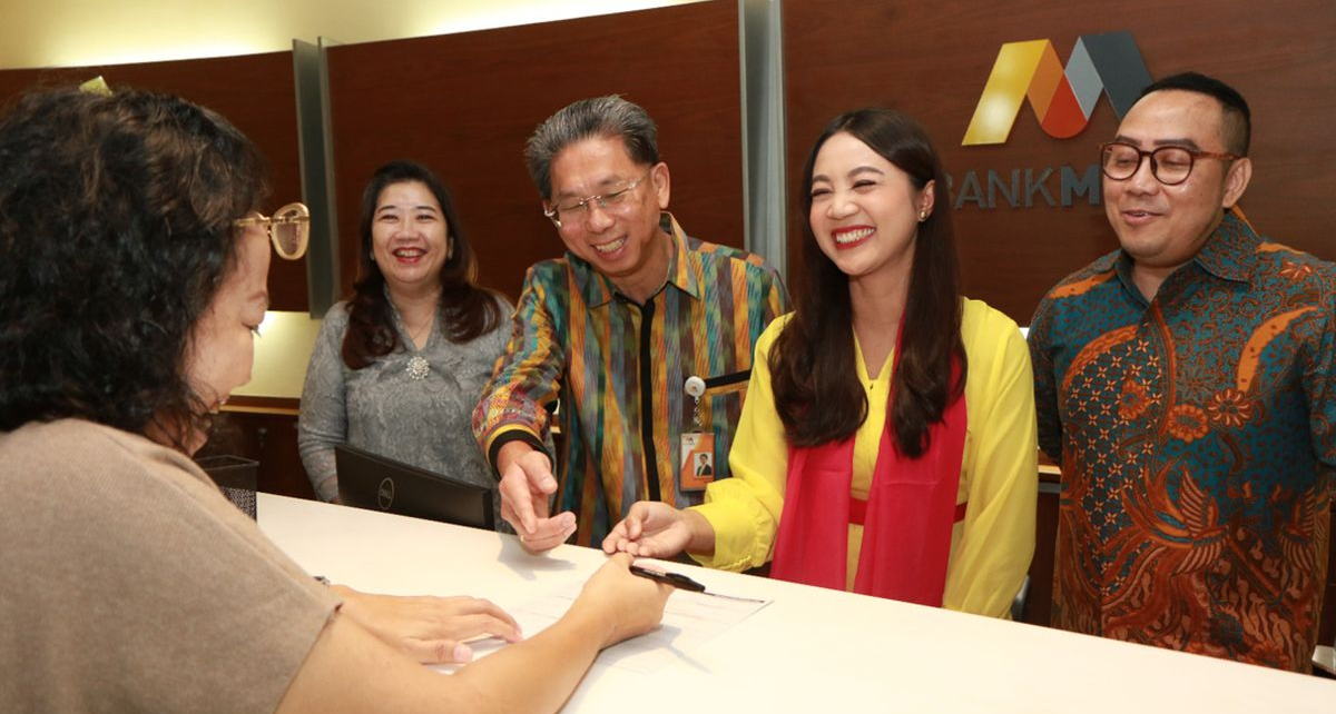 Dirut Bank Mega Sapa dan Layani Nasabah di Hari Pelanggan Nasional